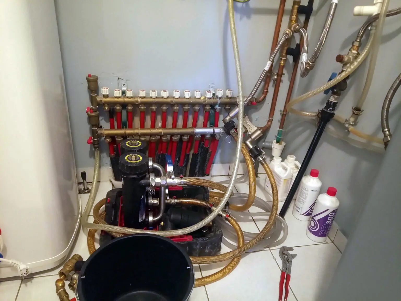 Fűtésrendszer tisztításhoz már nem kell levenni a radiátorokat, minimális szereléssel a mágneses iszapleválasztó helyére felszerelhető a tisztító gép és mehet a „buli”.