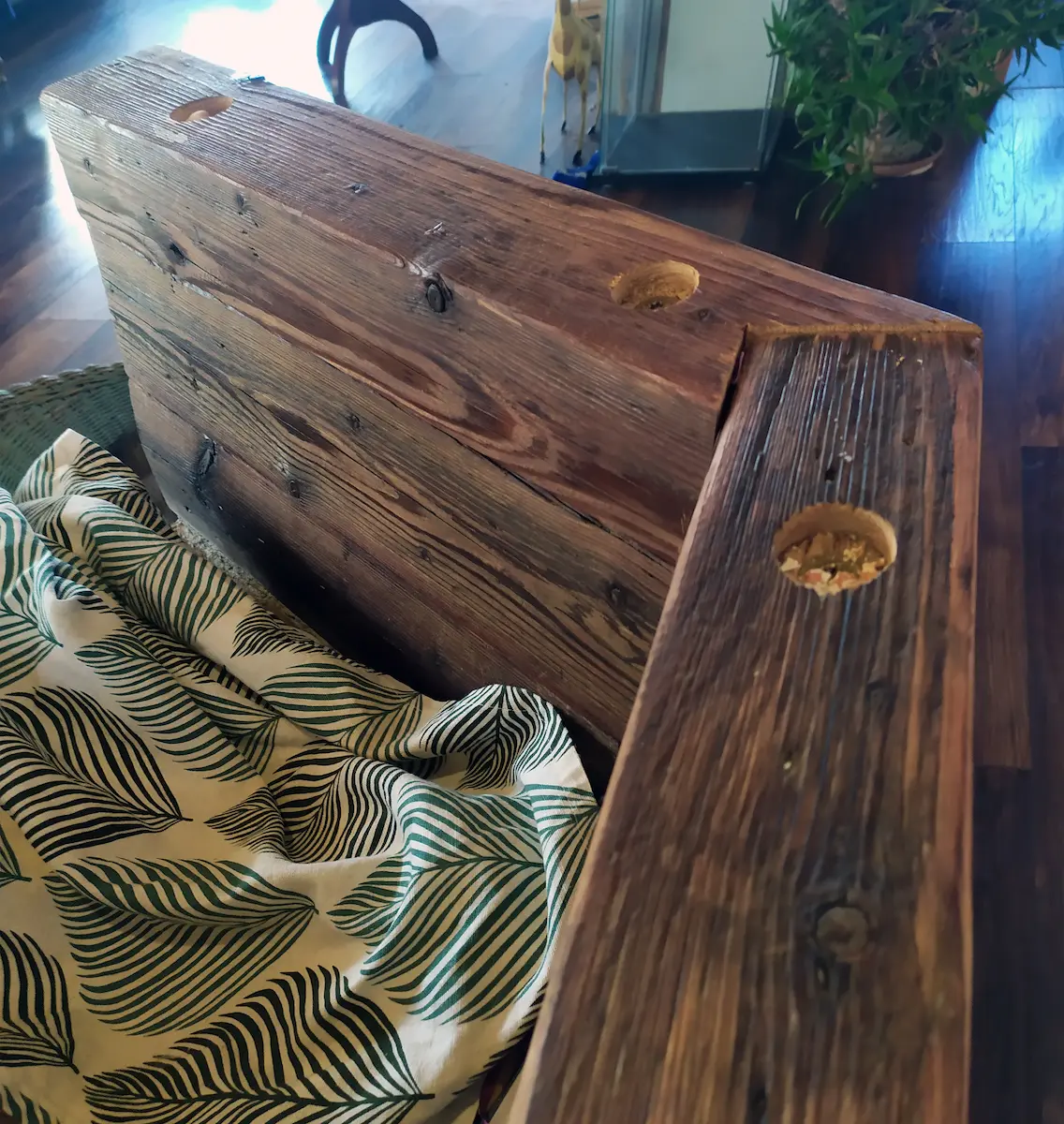 Dísztégla, bontott tégla, gerenda konyhapult-bárpult nem csak 90 fokos elrendezés, Piliscsabán – precíz munka