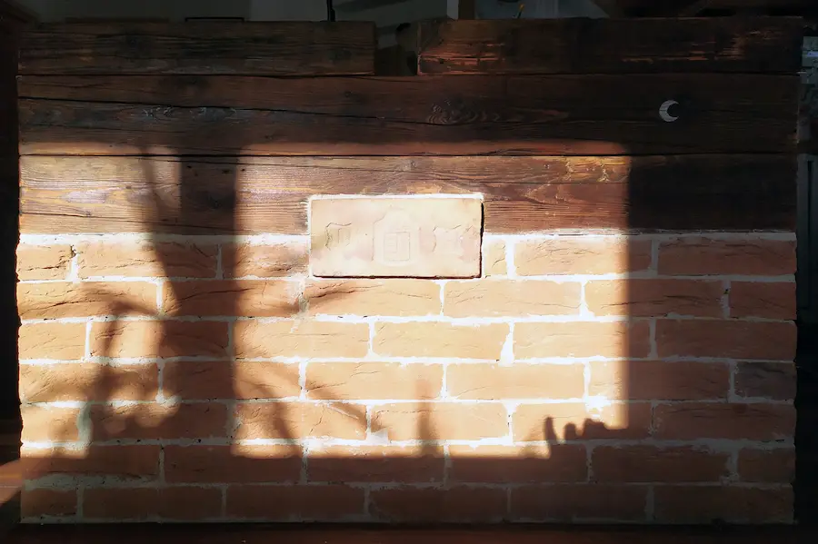 Dísztégla, bontott tégla, gerenda konyhapult-bárpult napsütésben Piliscsabán – precíz munka