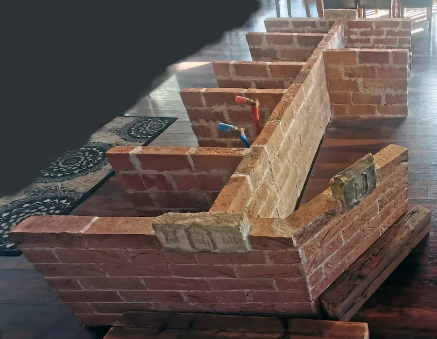 Dísztégla, bontott tégla konyhapult-bárpult Piliscsabán – precíz munka