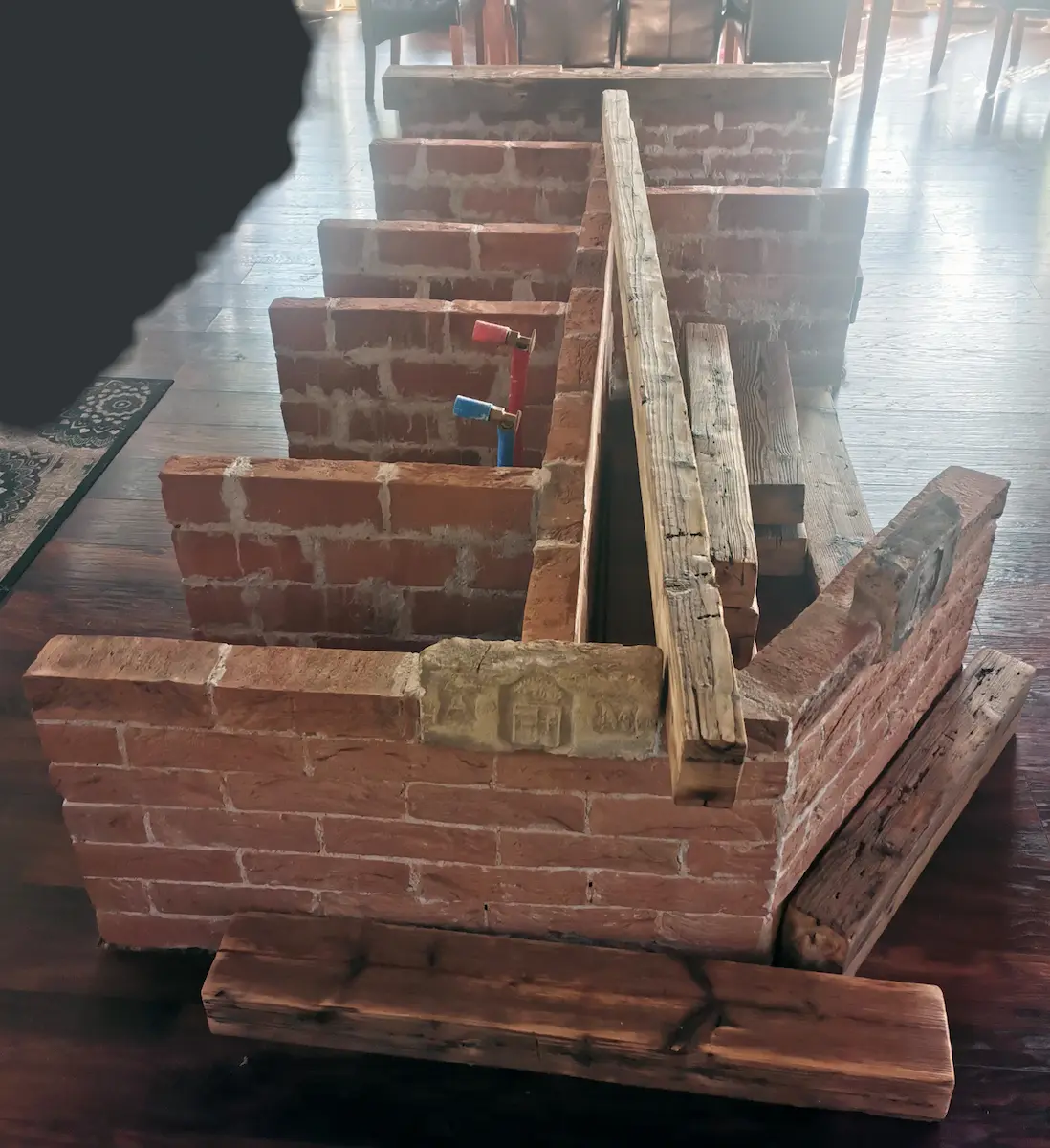 Tégla építésű konyhapult-bárpult kombináció Piliscsabán – precíz munka