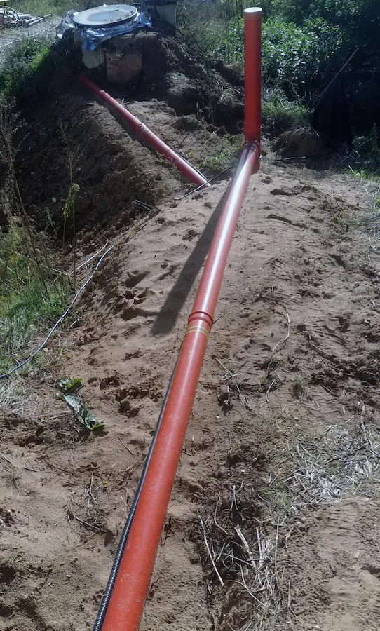 KG szennyvíz elvezető cső és elektromos védőcső telepítése biológiai szennyvíztisztítóhoz Piliscsabán – precíz munka