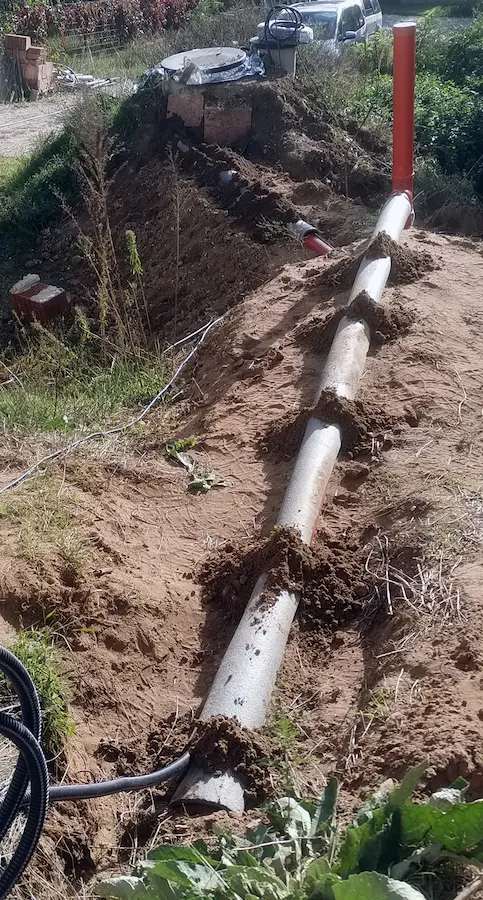 KG csőves szennyvízelvezetés hőszigeteléssel, betemetés előtt Piliscsabán – precíz munka