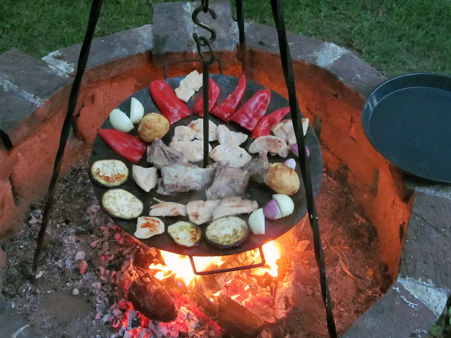 Sül a finom étel a tégla tűzrakólyen Piliscsabán – precíz munka