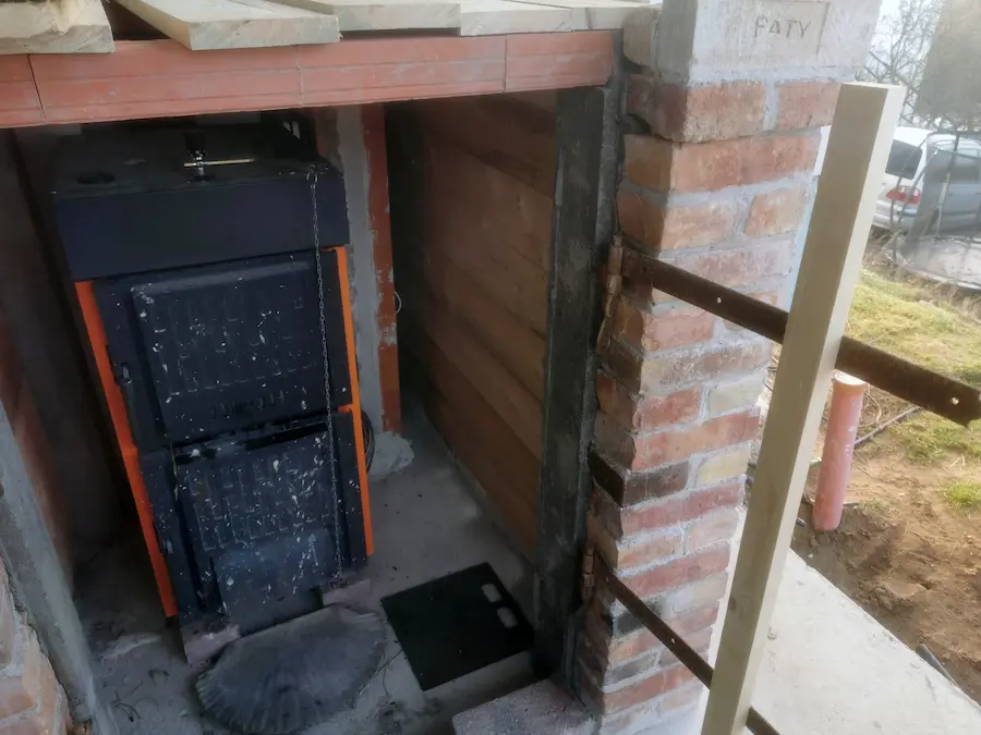 Tégla kazánház vasbeton erősítéssel és pár perc alatt eltávolítható deszkafalakkal, tetővel Piliscsabán – precíz munka