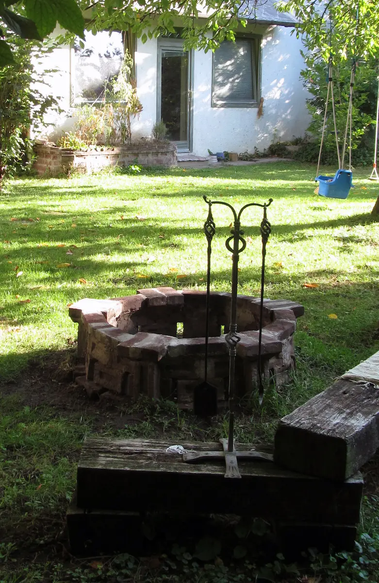 Tégla bográcsozó és magaságyás Piliscsabán – precíz munka