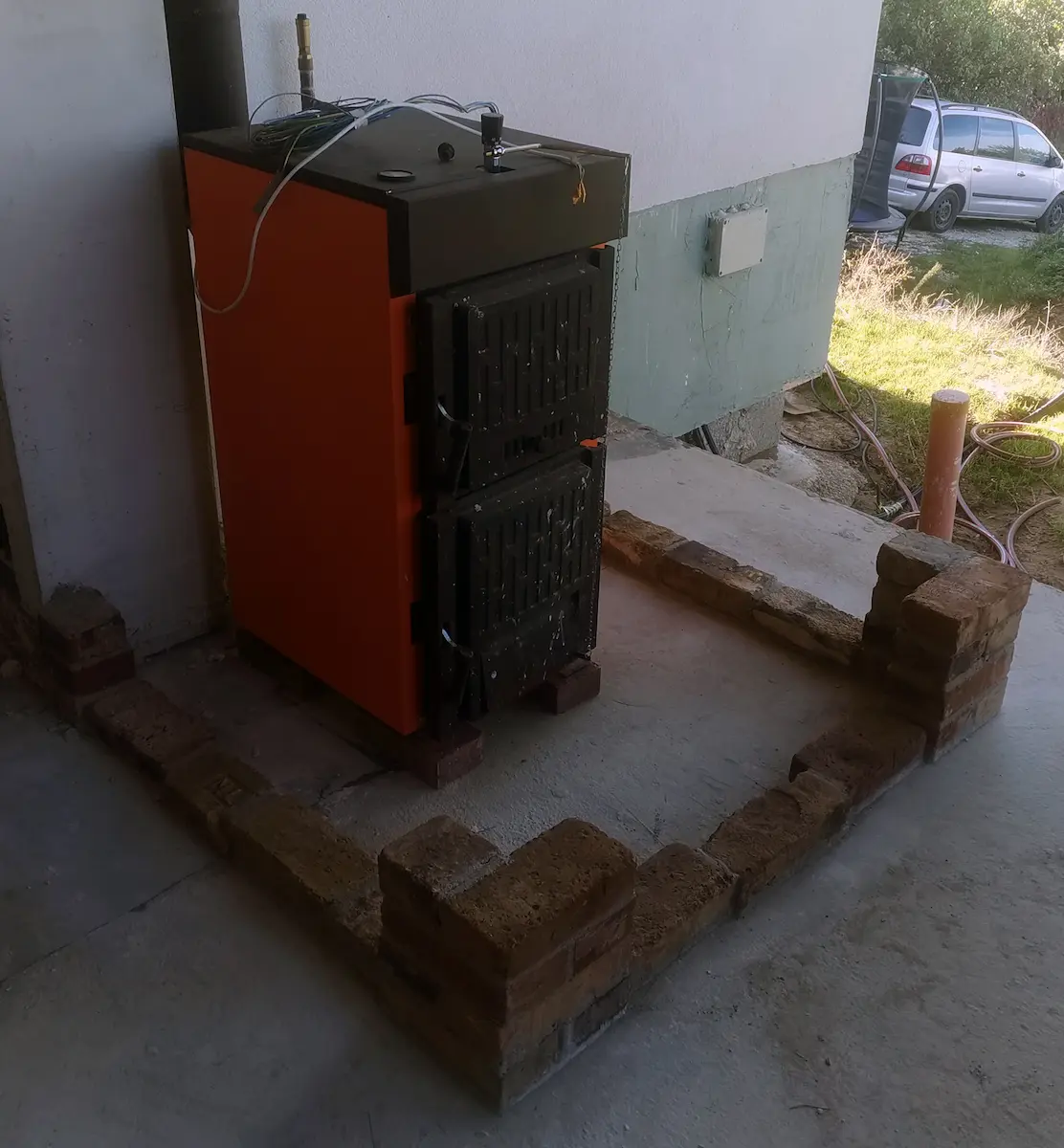 Rusztikus bontott-tégla kazánház - az építés kezdete Piliscsabán – precíz munka