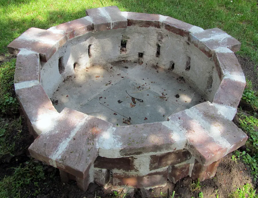 Dísztégla tűzrakóhely szalonnasütéshez öt kenyértartóval Piliscsabán – precíz munka