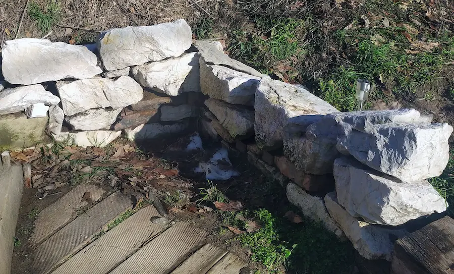 Derékszögű termeskő támfal szárazon rakva Piliscsabán – precíz munka