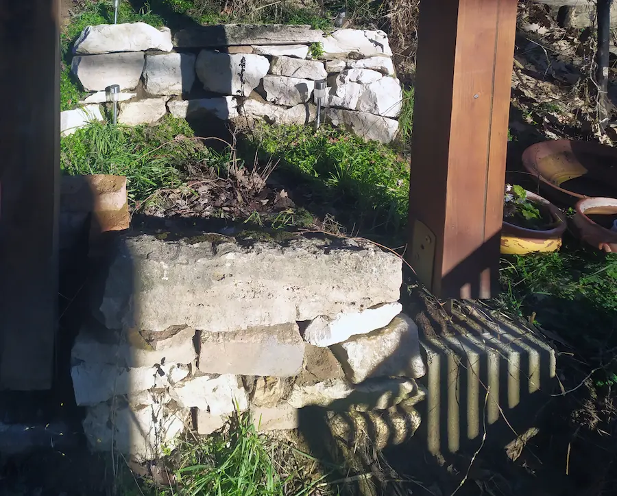 Íves termeskő támfal szárazon rakva Piliscsabán – precíz munka