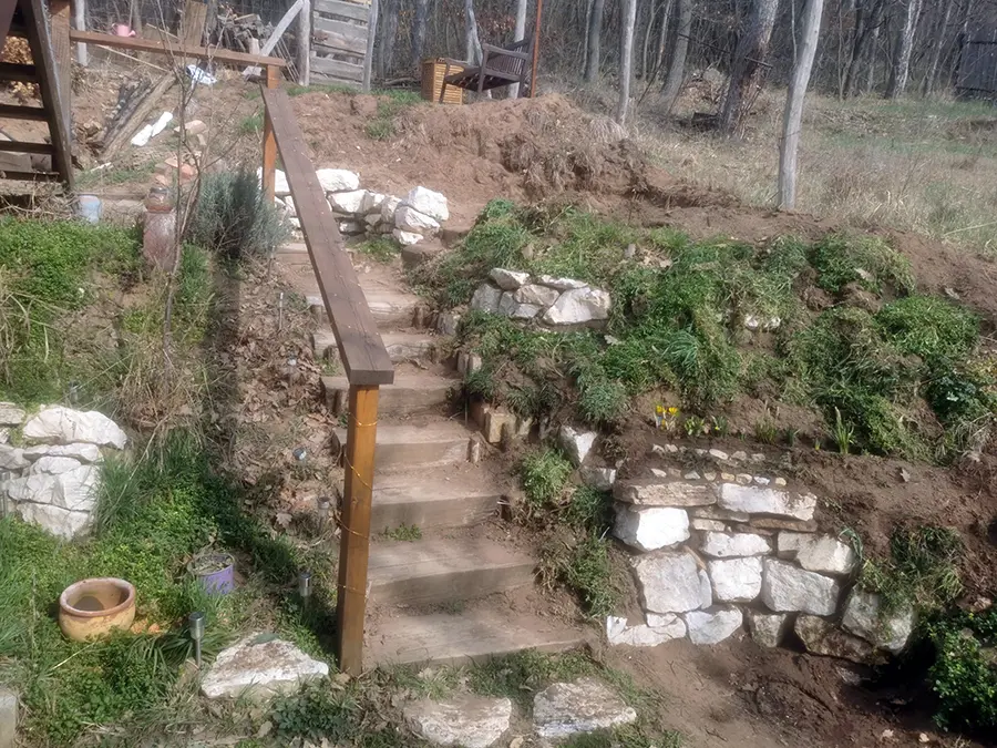 Termeskő támfalrendszer szárazon rakva Piliscsabán – precíz munka